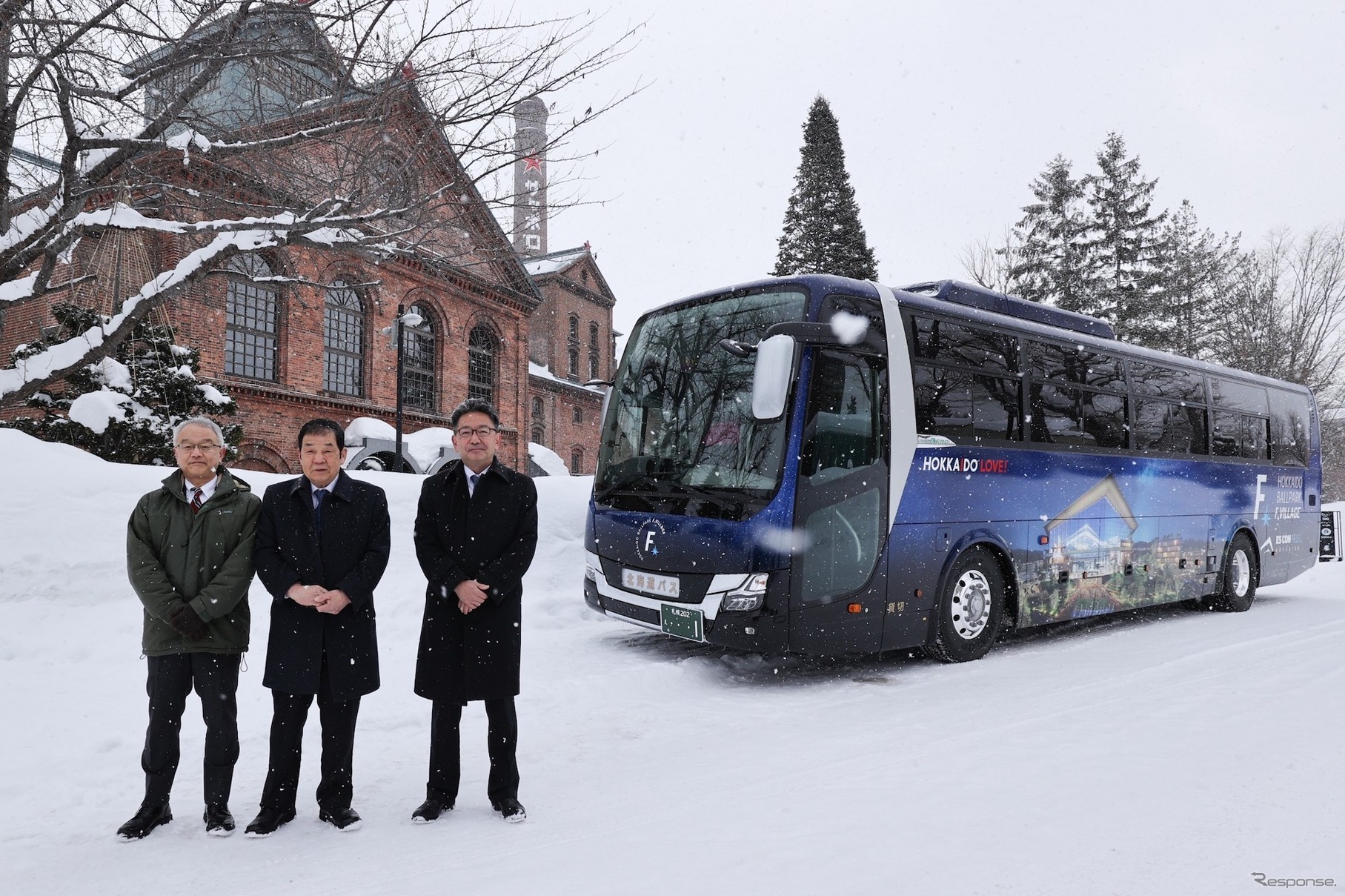 左から北海道の土屋副知事、北海道バスの西村社長、ファイターズ スポーツ&エンターテイメントの川村社長