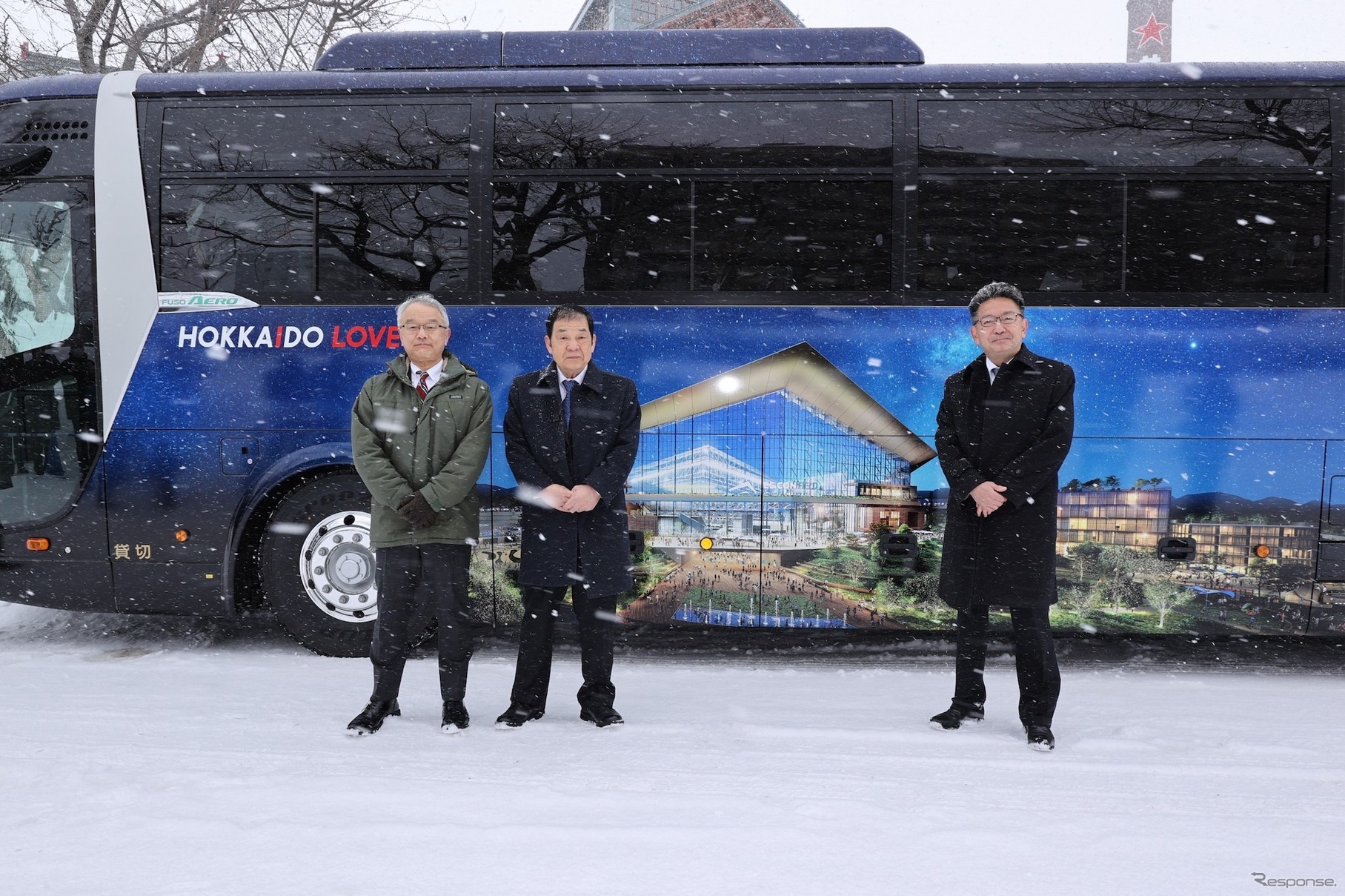 左から北海道の土屋副知事、北海道バスの西村社長、ファイターズ スポーツ&エンターテイメントの川村社長