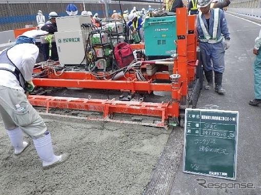 長寿命化対策（SFRC 舗装）施工の様子