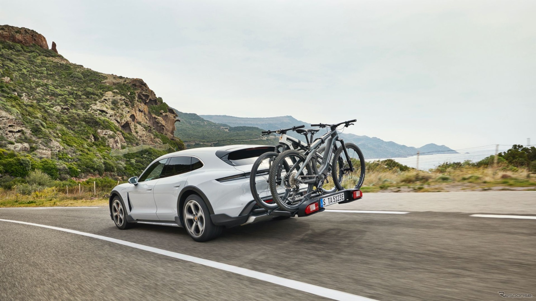 ポルシェ・タイカン・クロスツーリスモ と電動アシスト自転車