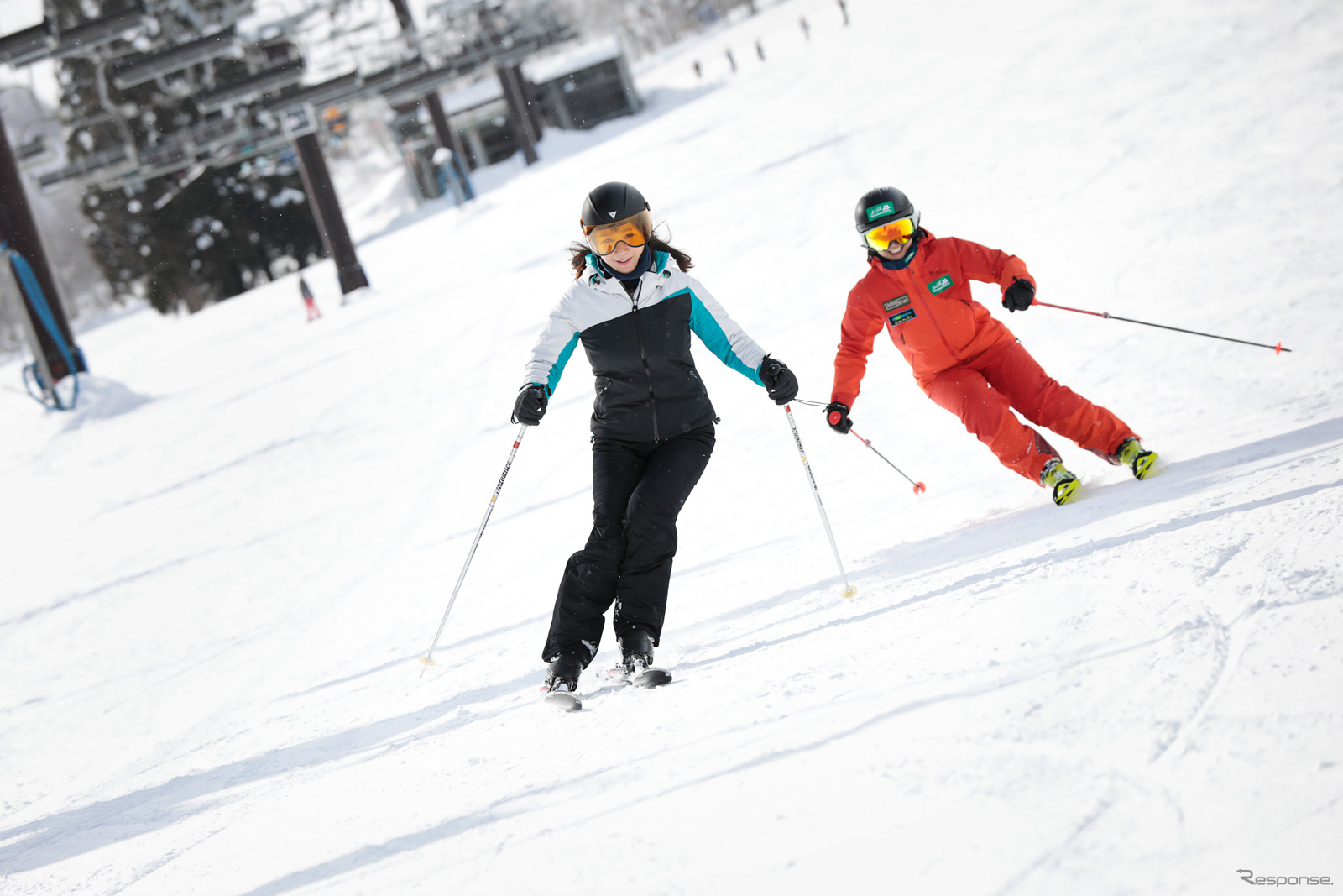スキーを楽しむ今井優杏さんと根本風花さん