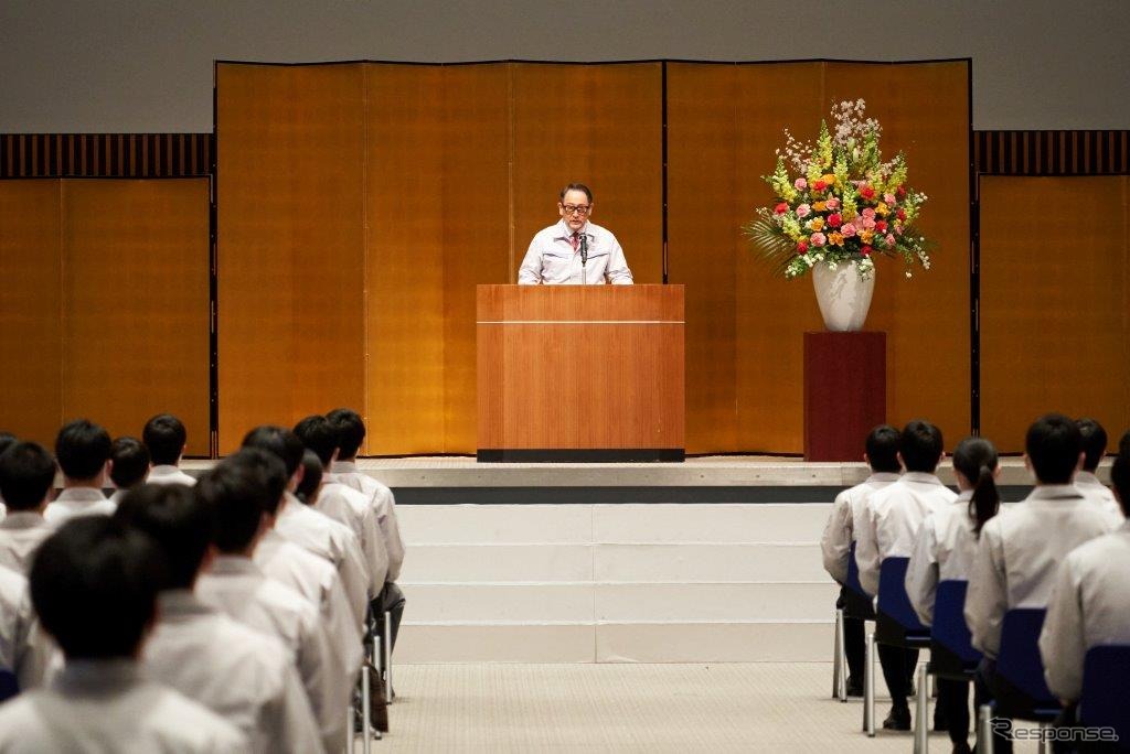 トヨタ工業学園卒業式で挨拶する豊田章男社長