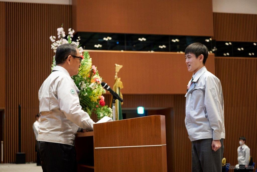 トヨタ工業学園卒業式　卒業生代表の渡邊瑠斗さん（右）と豊田章男社長
