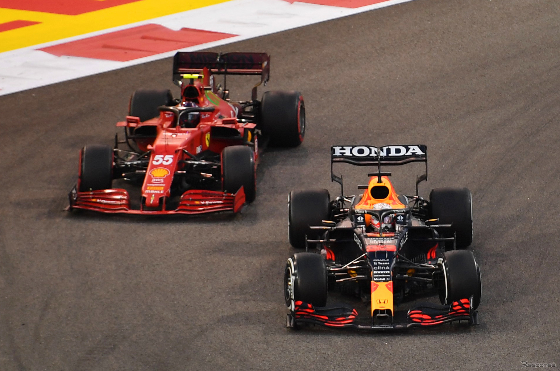 2021年アブダビGPでのフェラーリSF21（左）とレッドブルRB16B