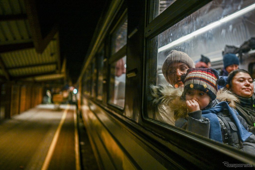 ウクライナ市民を乗せてポーセンドに到着した列車。パスポートコントロールをまつ親子（2月27日）。