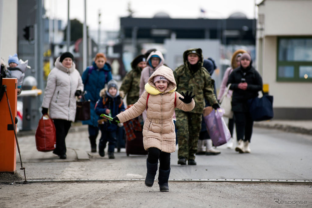 国境を超えてポーランドに到着するウクライナ市民