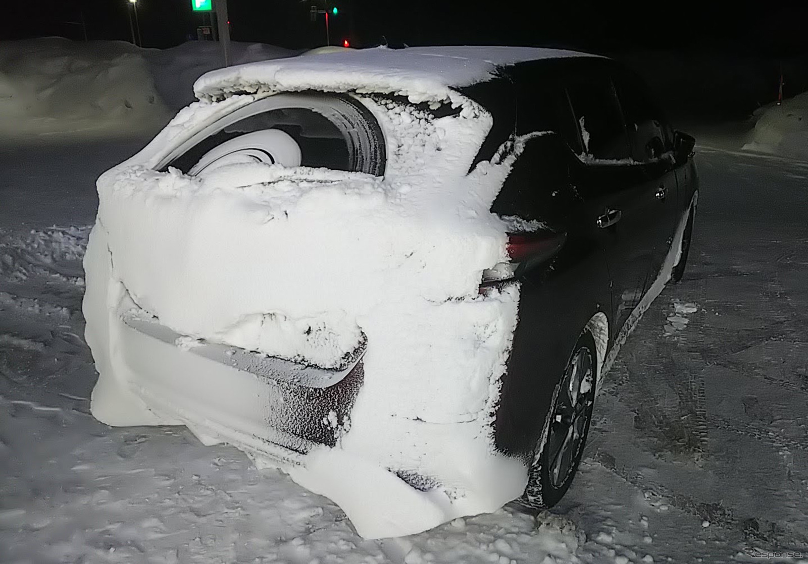 パウダースノーがまるでエアロパーツのような形状に付着。コンビネーションランプの雪は定期的に払わないと危ない。ワイパーにスノーブレードを装備しなかったのは今ツーリング最大の失敗。