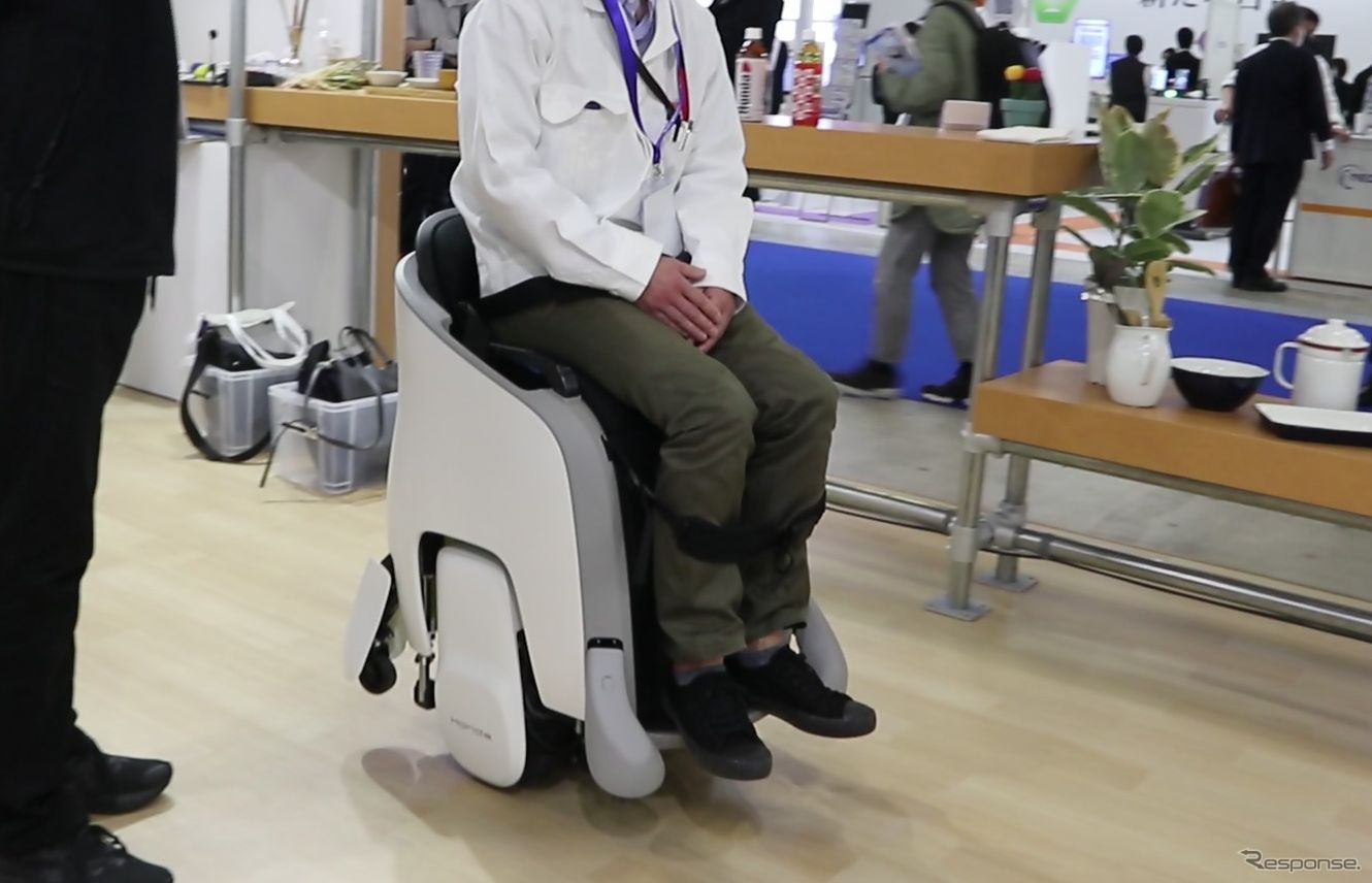 操作は簡単。行きたい方向を見るだけでもそっちに動く