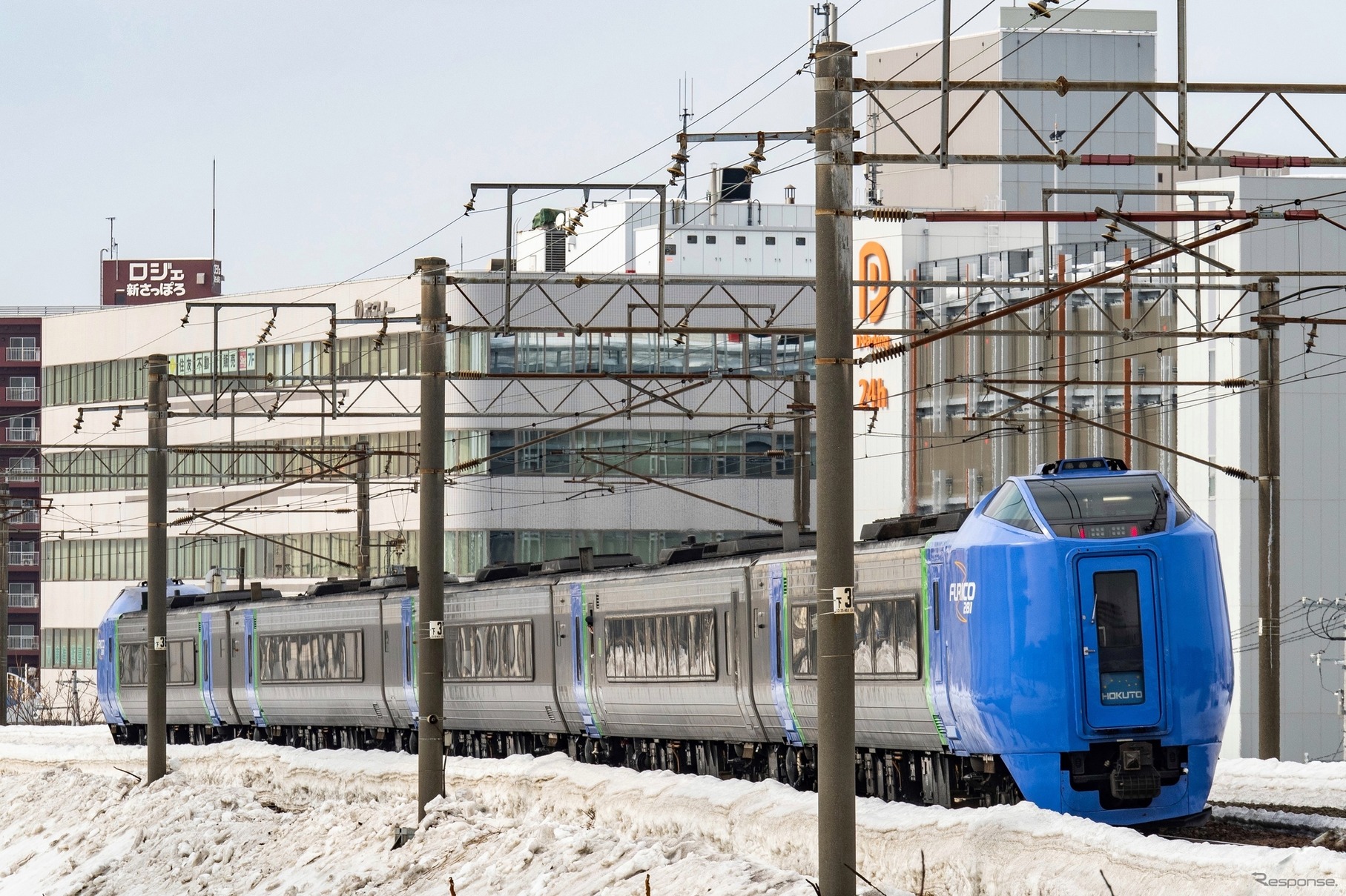 キハ283系が定期運用を退いてからは、このキハ281系がJR北海道で定期運用を持つ振子式車両となっている。キハ283系は『スーパー北斗』にも充当された時期があり、キハ281系との併結も見られた。函館行き『北斗16号』。2022年3月11日。石勝線新札幌～上野幌。