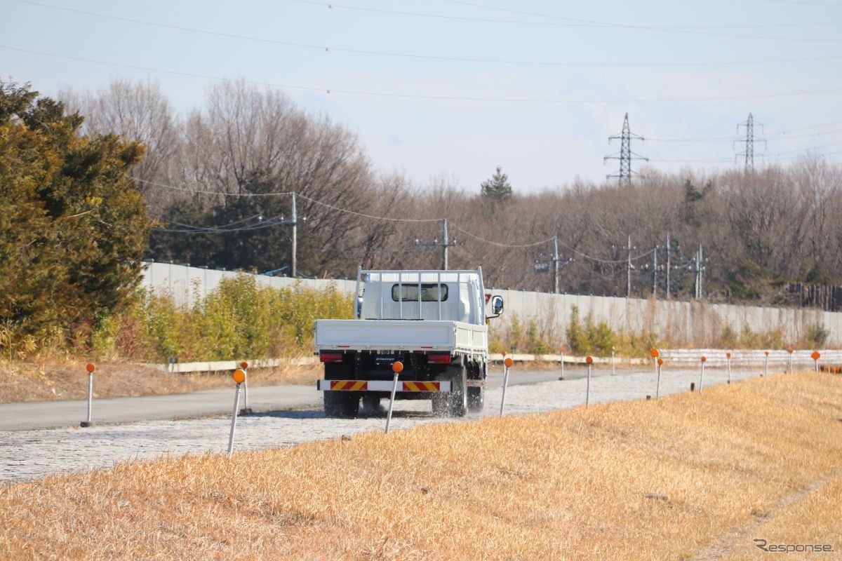 悪路テストは他にもダートコースでも行う