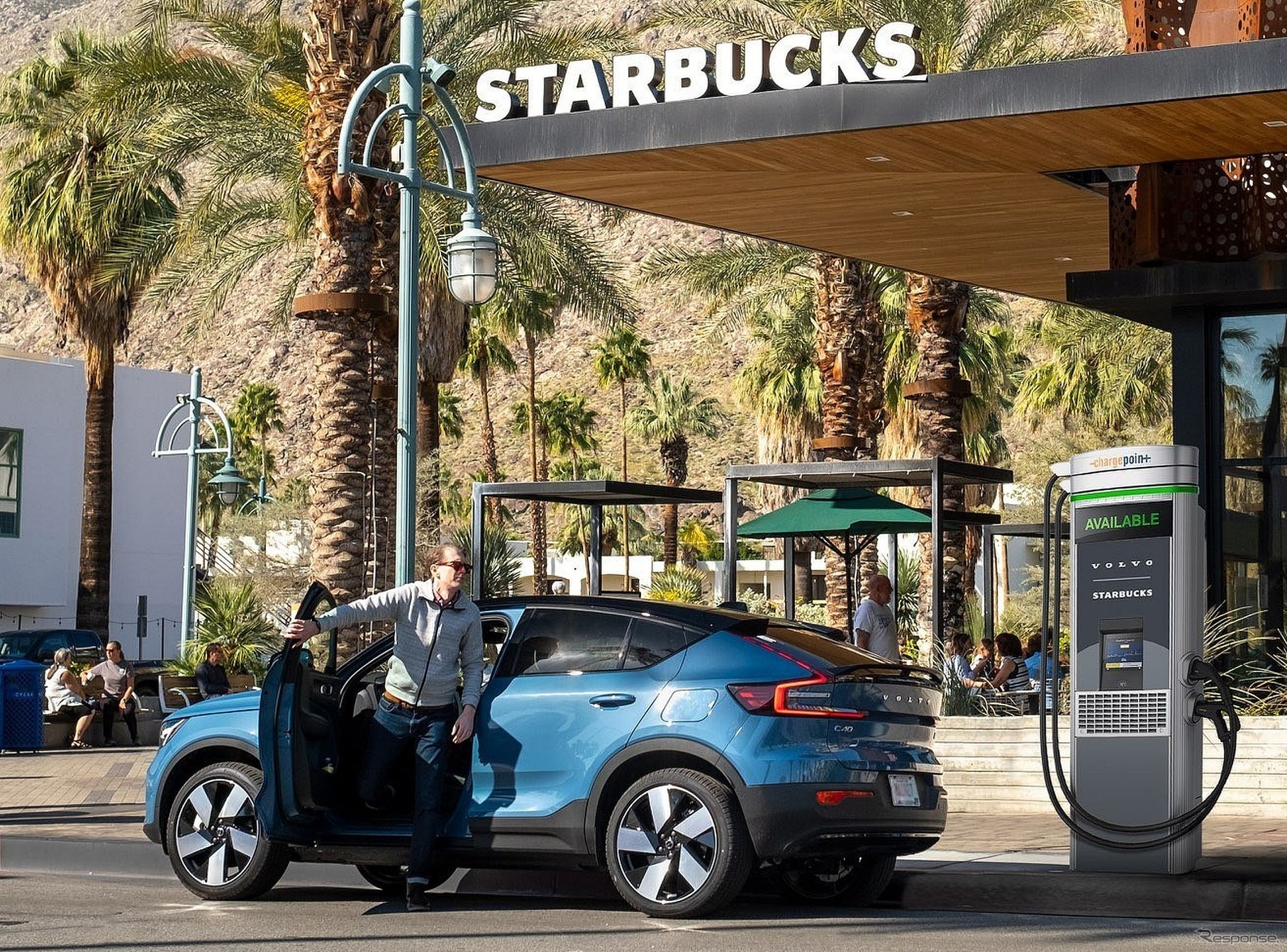 ボルボカーズとスターバックスが提携し米国のスターバックスの店舗に急速充電器を設置