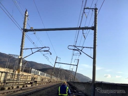地震で電柱が圧壊した東北新幹線