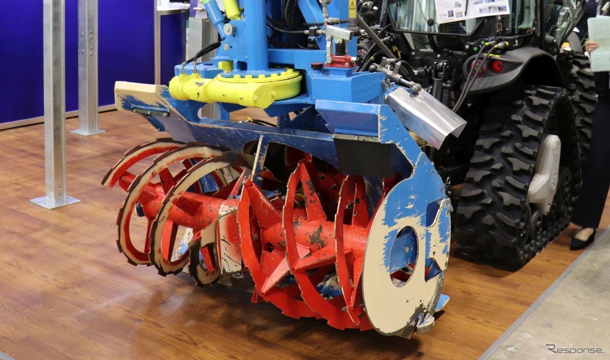 除雪プラウが雪に埋もれた発電フィールドで役立つ