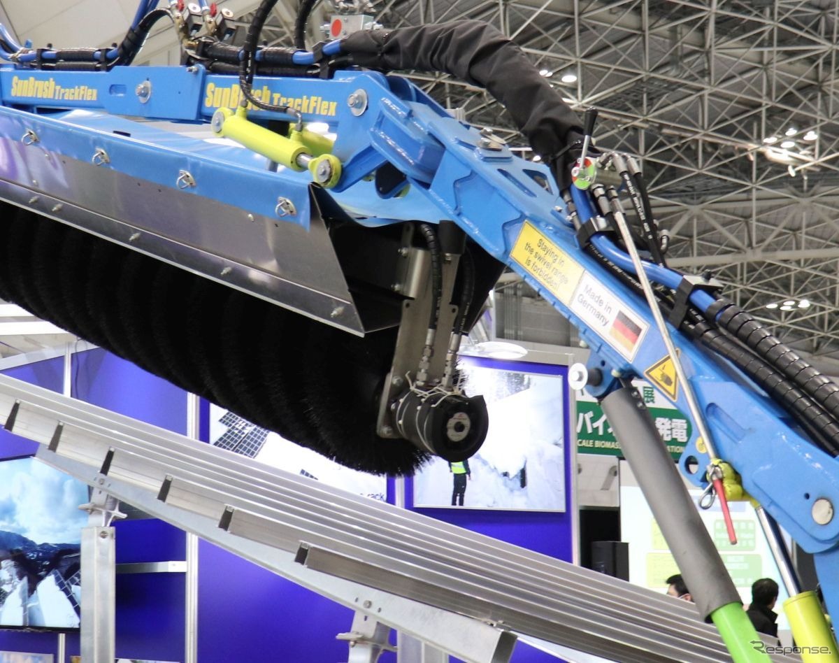 除雪ブラシは洗車機のノウハウをいかし、ぱねるを傷つけず雪をはらう