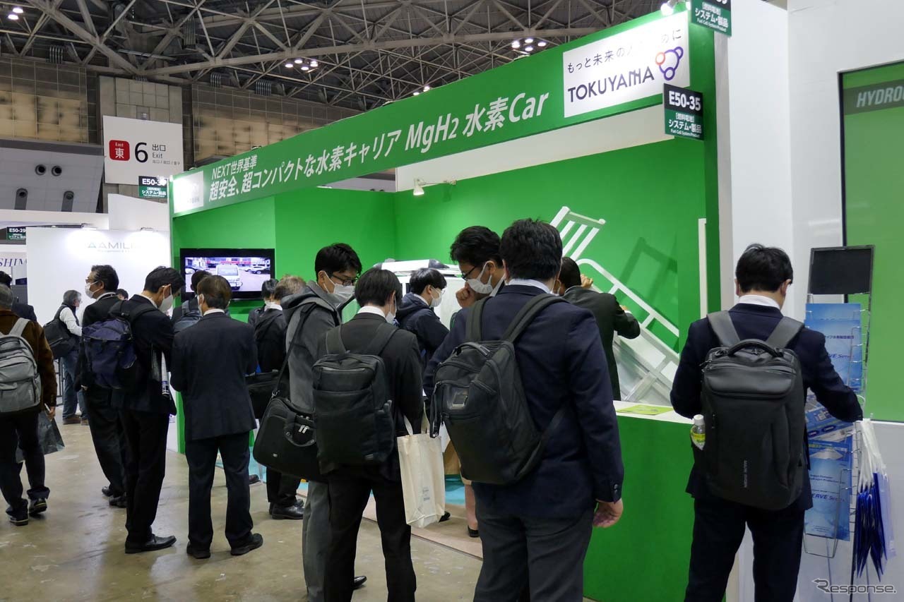 バイオコーク技研とトクヤマの共同ブースには常に来場者が絶えなかった