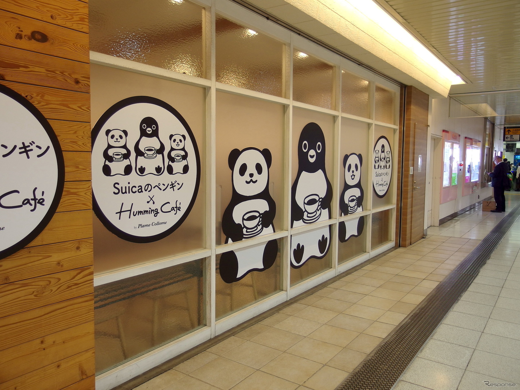 Suicaのペンギン×ハミングカフェbyプレミィ・コロミィ：駅通路側　(c) Chiharu Sakazaki／JR東日本／DENTSU　Suica by JR東日本