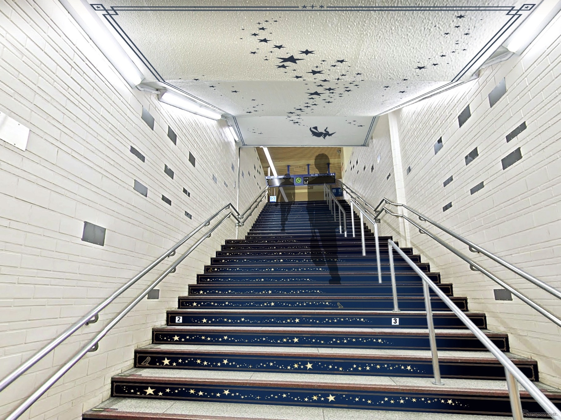 池袋駅2番ホームへ通じる階段のイメージ。