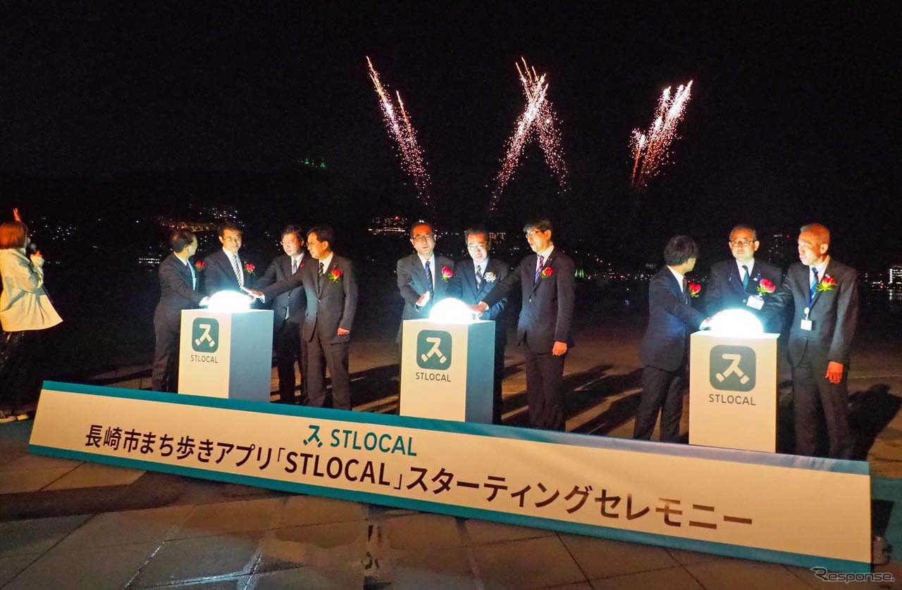 観光型MaaSアプリ「STLOCAL」のスターティングセレモニーを祝う点灯式では長崎港の夜空に花火が打ち上げられた