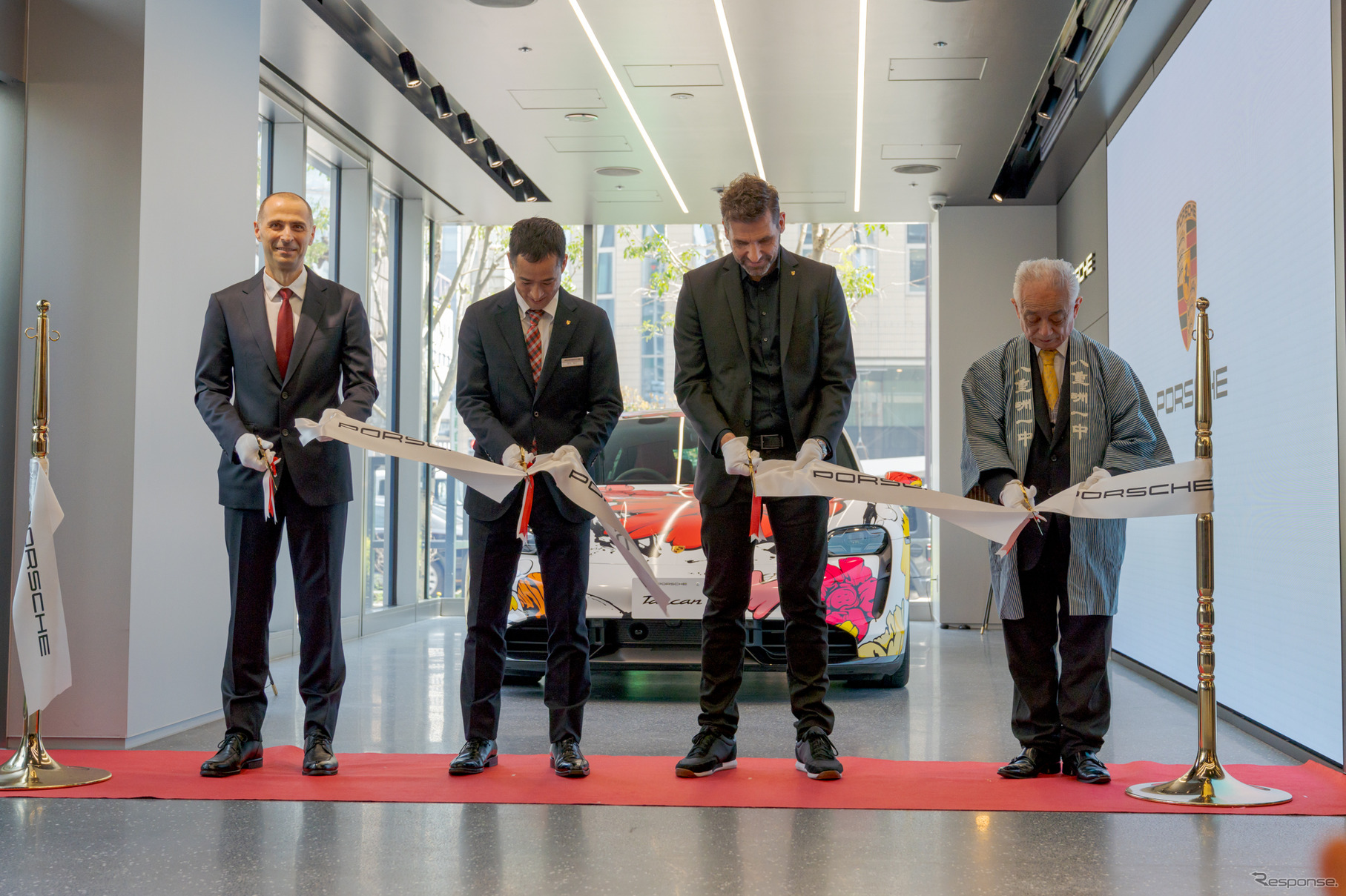 テープカット式典ではPAIG Japan Automotive Investment合同会社代表取締役イヴァイロ・プレヴ氏（左端）も参加。
