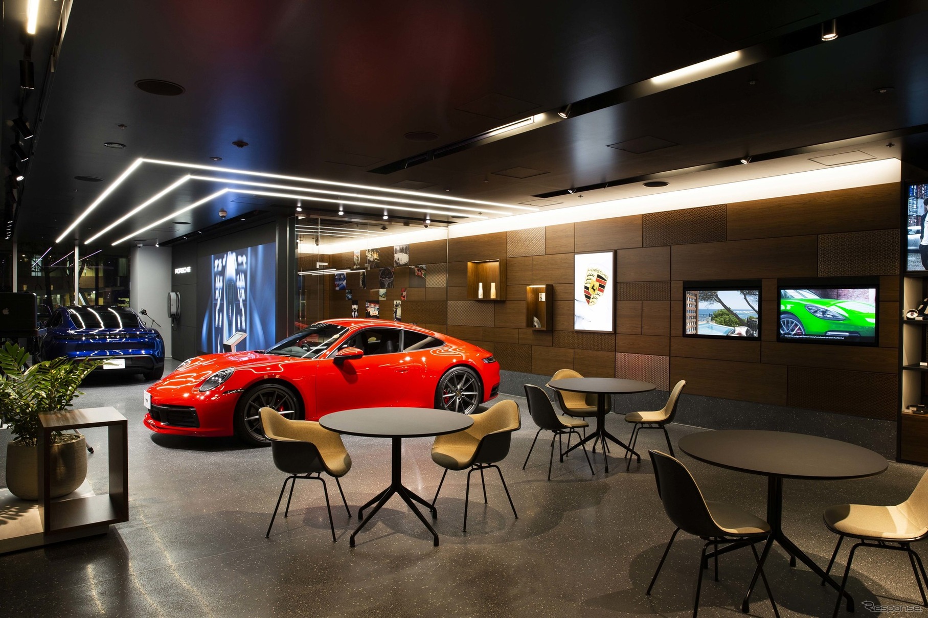 実車を見ることもでき、打ち合わせができるスペースも用意。気軽に店内に入ってゆっくりとくつろげる空間を目指しているとのこと。