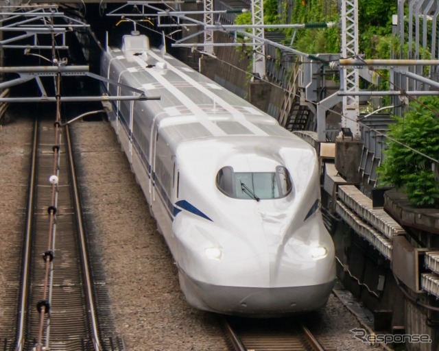 JR東海では新幹線利用者のビジネス環境を整備するため、2021年10月から『のぞみ』の7号車でリモートワークができる「S WORK車両」を試行。駅ではEXサービス会員向けのワークスペース事業「EXPRESS WORK」を展開してきた。写真は個室ビジネスブースが設けられるN700S。