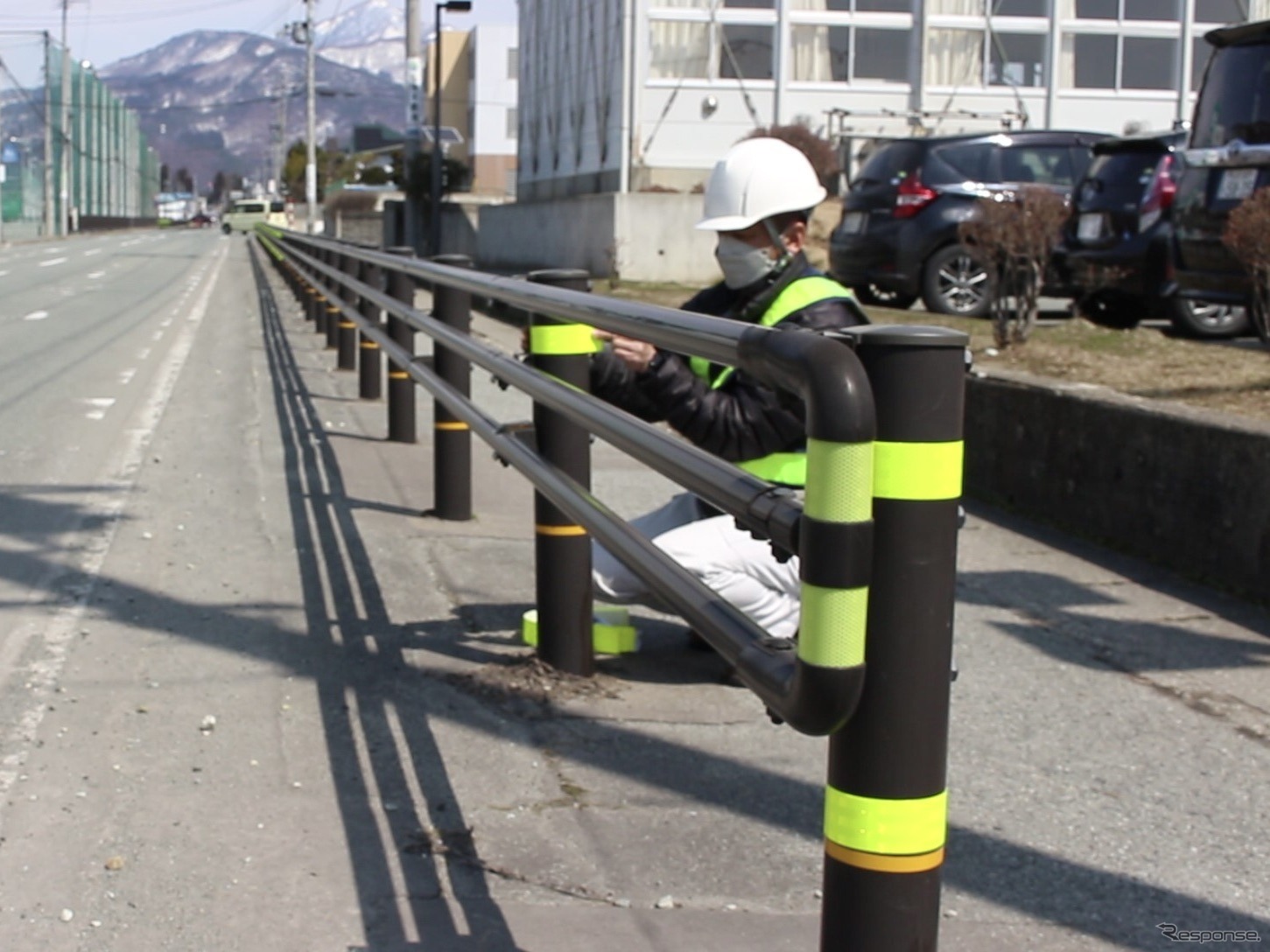 山形県東根市立東根中部小学校周辺通学路で、ガードレールへの反射材追加取り付け