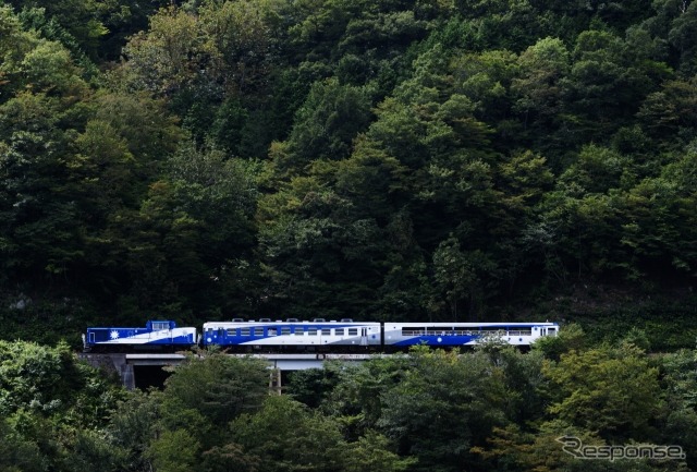 木次線名物のトロッコ列車『奥出雲おろち号』。2023年度限りで運行を終了する予定となっている。