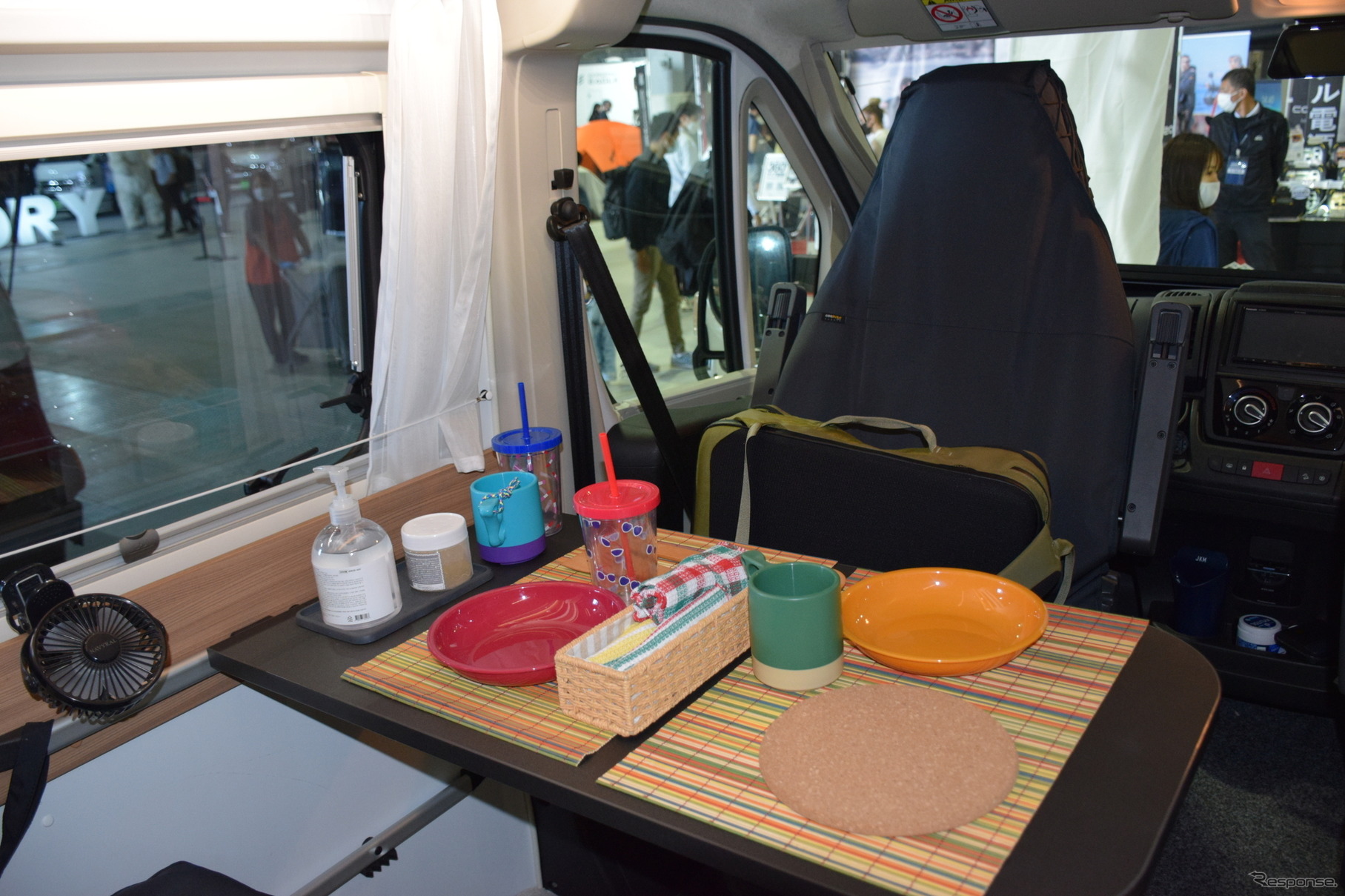 会場に展示されたキャンピングカーシェアのクルマ