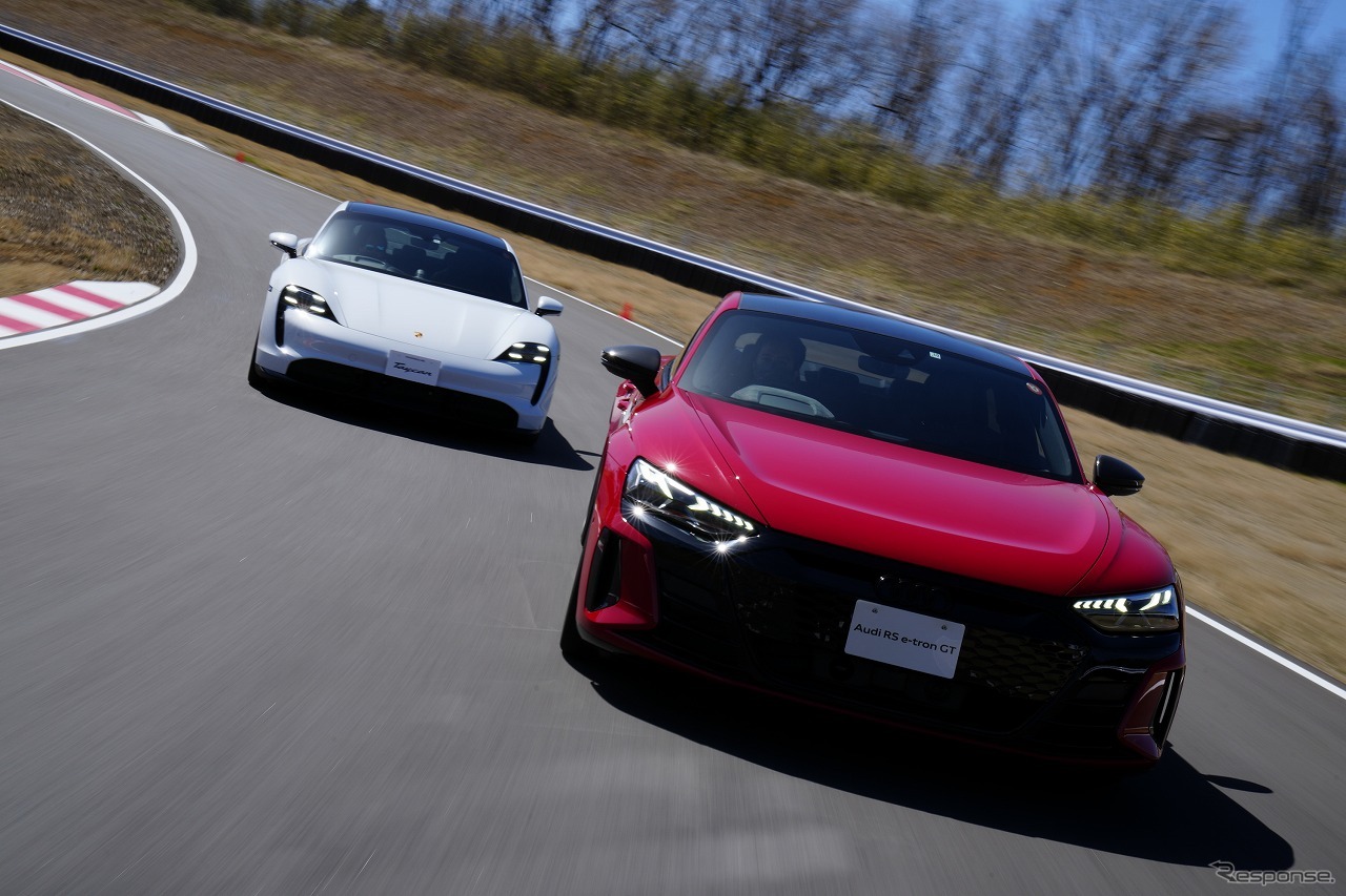 ポルシェ タイカン（左）とアウディ e-tron GT RS（右）