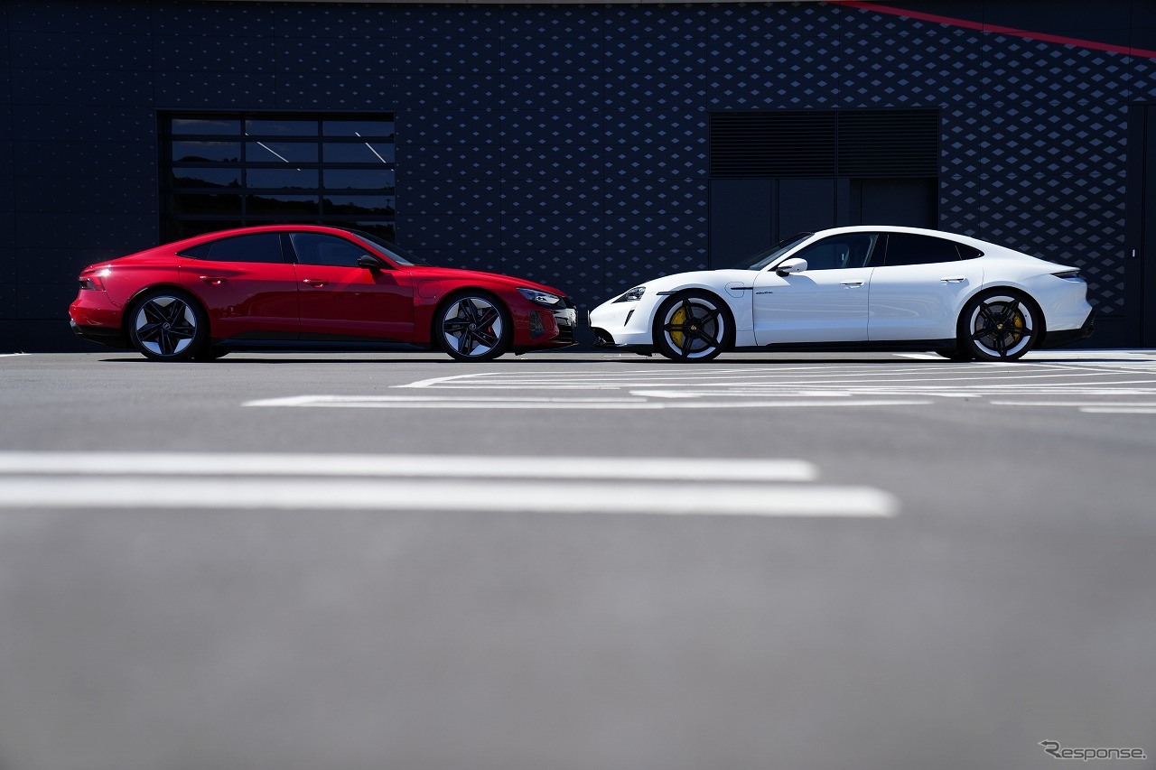 アウディ e-tron GT RS（左）とポルシェ タイカン（右）
