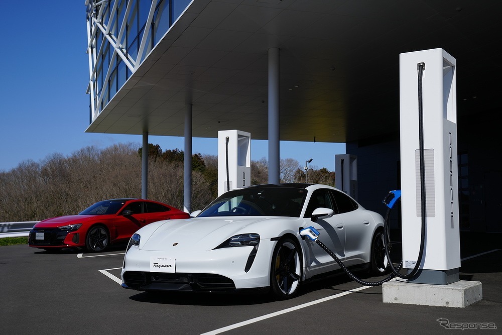 アウディ e-tron GT RS（左）とポルシェ タイカン（右）