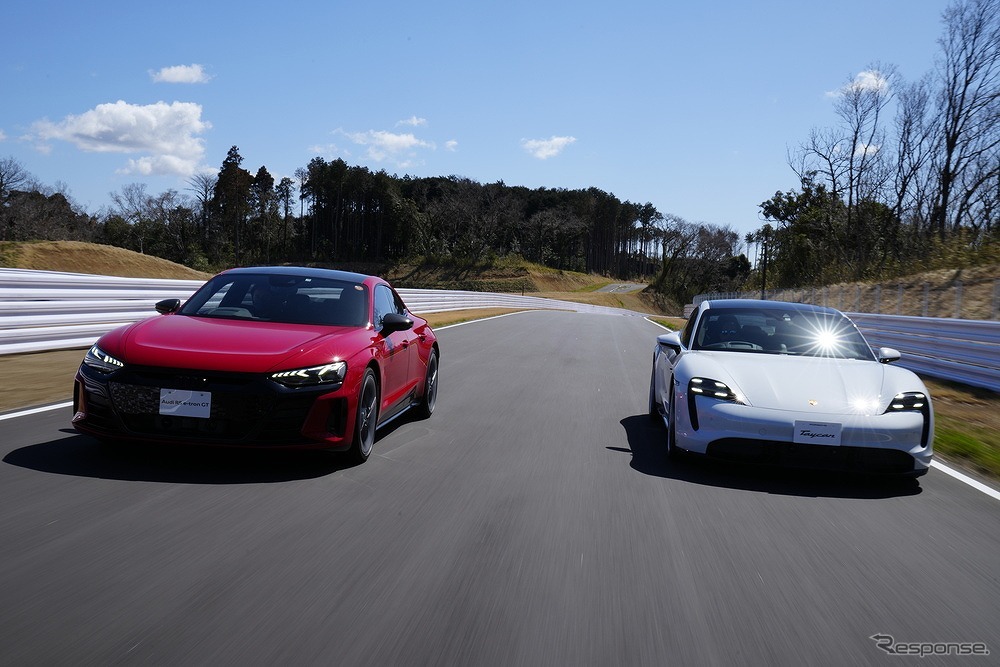 アウディ e-tron GT RS（左）とポルシェ タイカン（右）