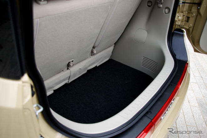 【日産 キューブ 新型】フットワークもピースフル