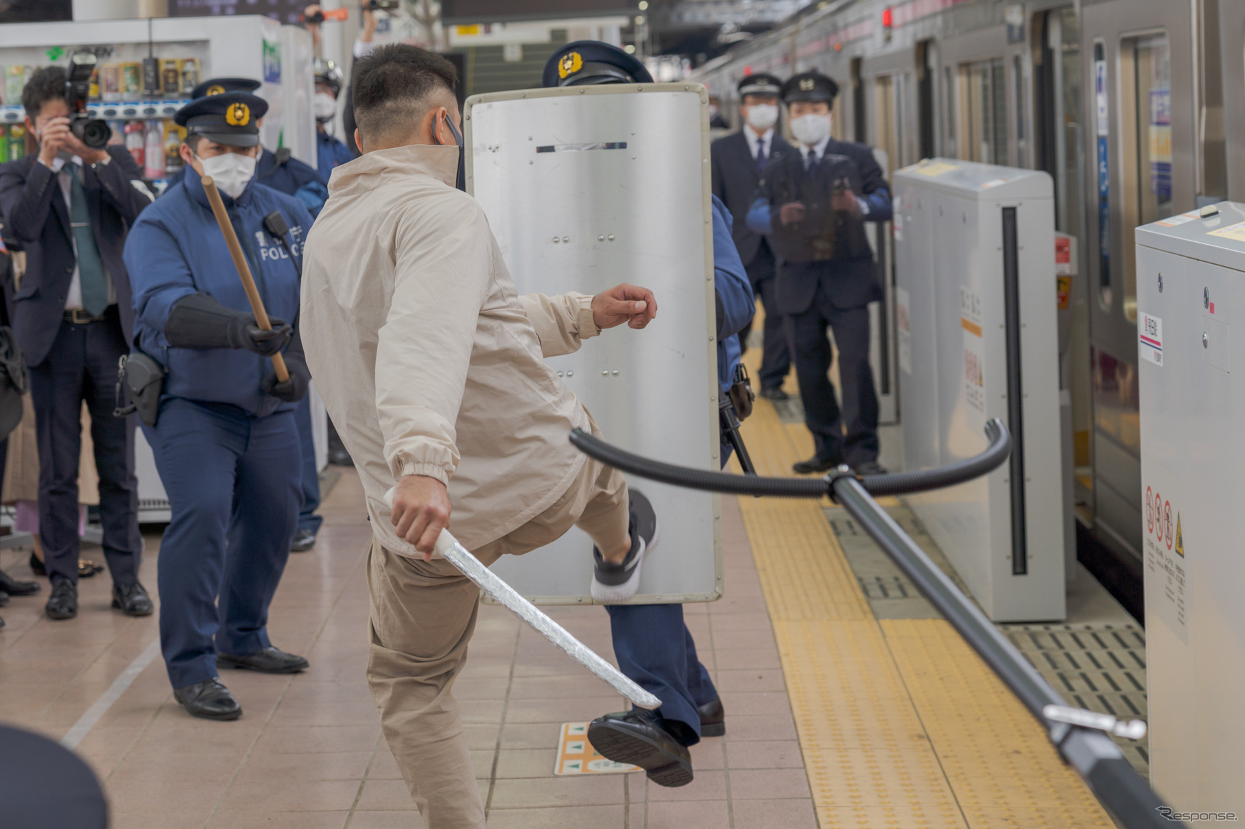 蹴りなども行ない暴れる犯人。