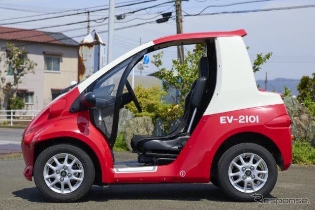 観光レンタカー、my mo（ミューモ）：赤い電車デザイン”の「京急ラッピングEV2100形