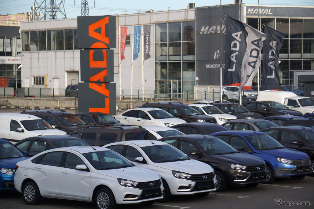 ルノーグループ、ラーダの販売店に並ぶ新車。ロシア、ジェルジンスキー市（モスクワ）