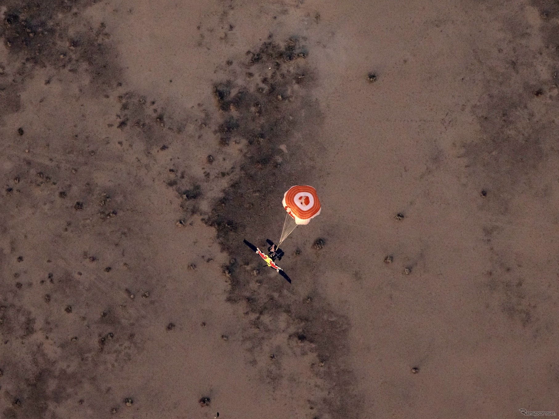 レッドブル「プレーン・スワップ」：パラシュートで降下する無人の機体（4月25日）。