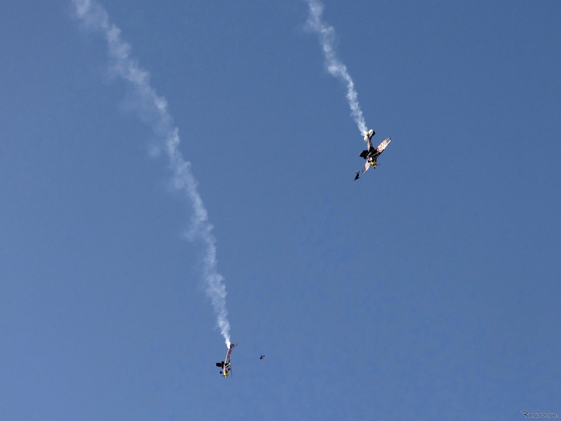 レッドブル「プレーン・スワップ」：スカイダイバー2人が空中に飛び出した直後（4月25日）。