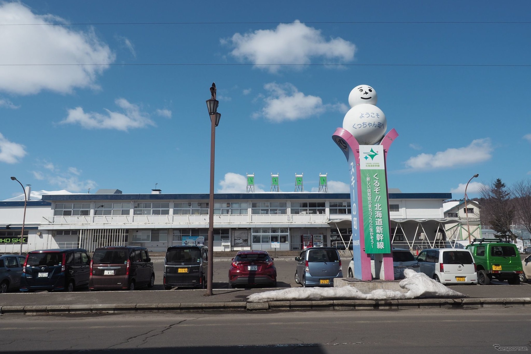 函館本線倶知安駅。この現駅舎の裏側に新幹線駅ができるが、周辺では大幅な再開発の計画があり、在来線廃止の前倒しが要望されている。2022年4月2日。