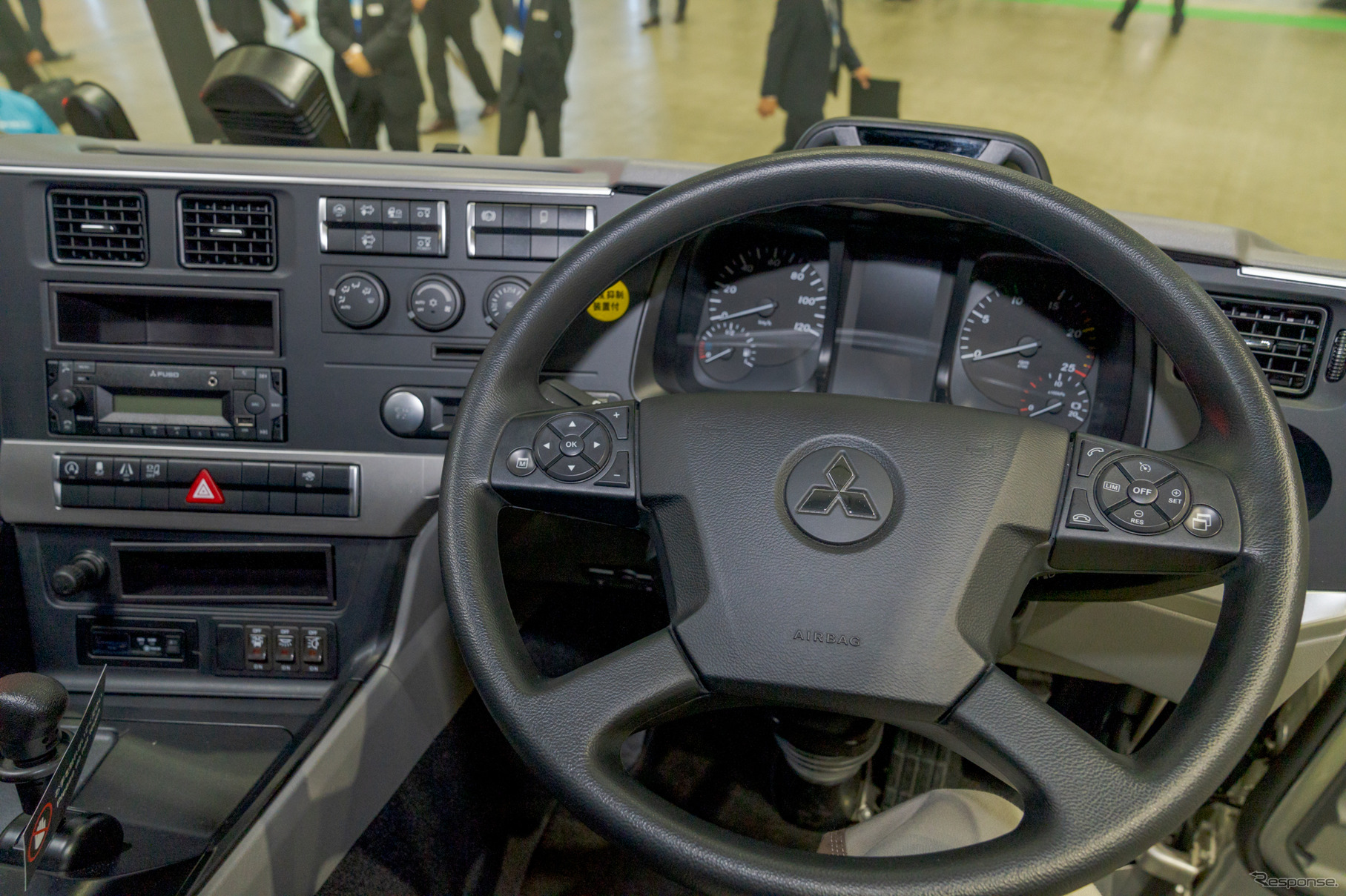 『アクティブ・ドライブ・アシスト2』を搭載した『スーパーグレード』の運転席。ハンドル右側にはオートクルーズの設定ボタンが配置されている。
