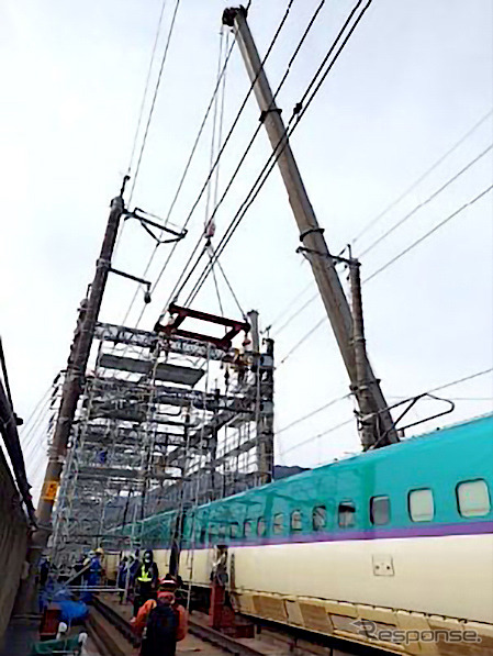 東北新幹線での脱線車両の復旧作業。
