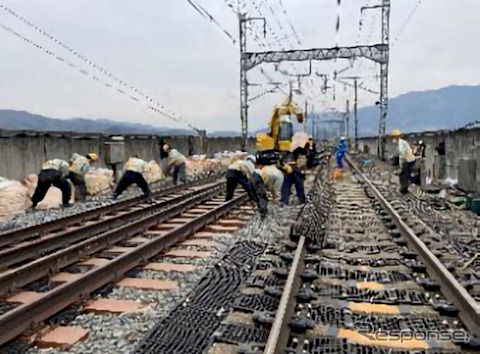 東北新幹線での軌道変位の修復作業。