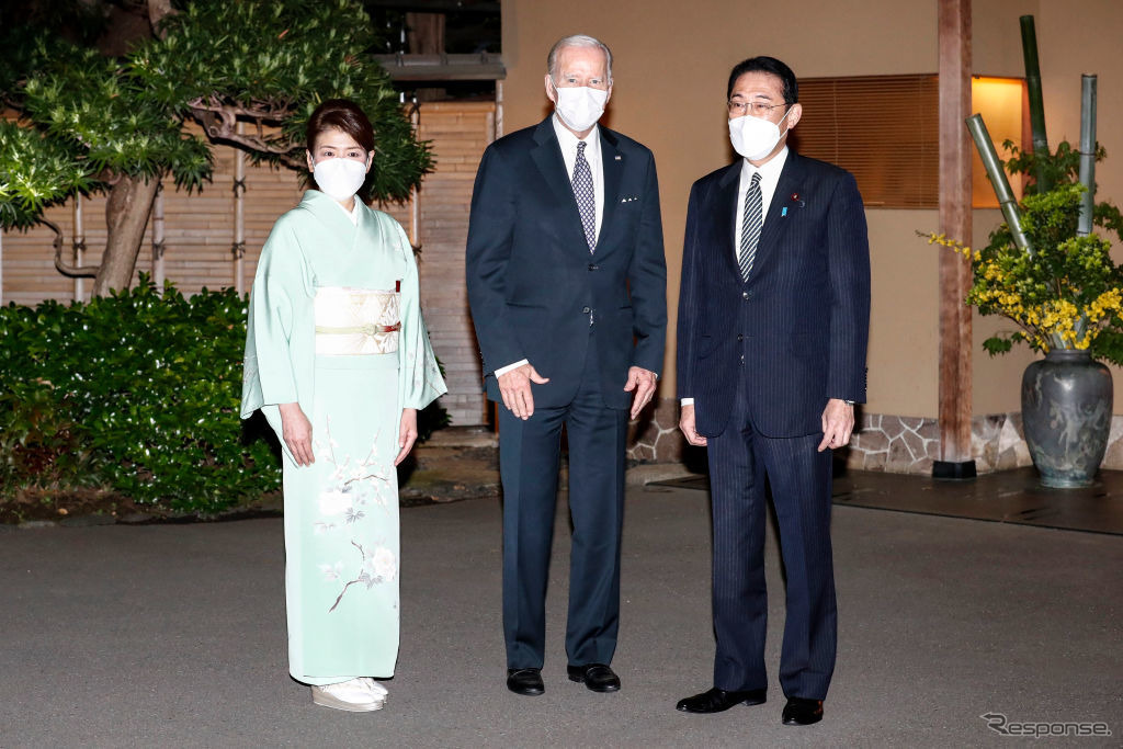 バイデン大統領（中央）、岸田首相（向かって右）、岸田夫人（5月23日）