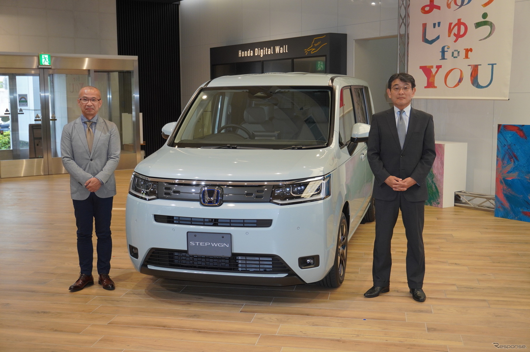 ホンダ・ステップワゴン新型と日本本部長の安部典明執行役常務（右）、左は開発責任者の蟻坂篤史氏