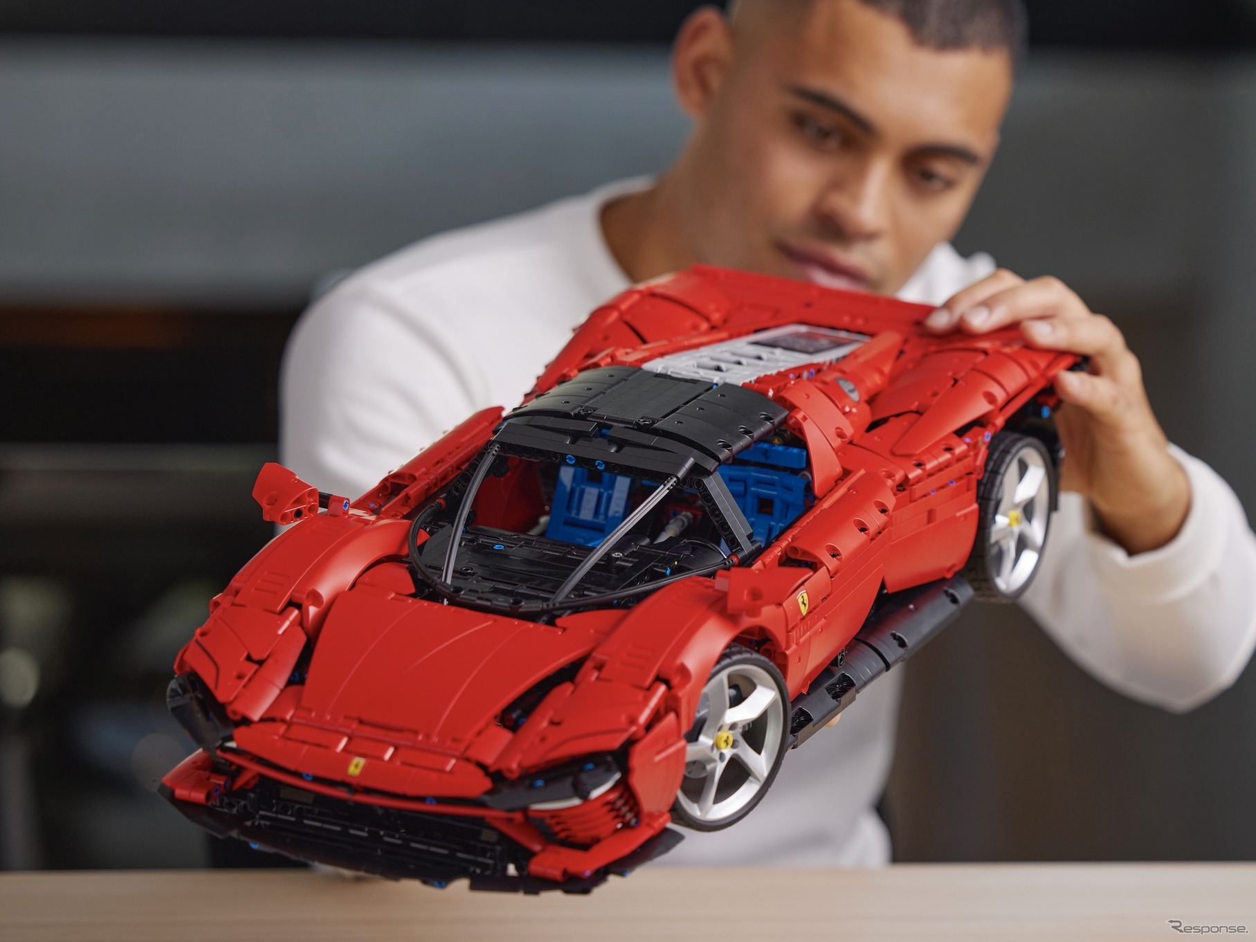 レゴテクニック・フェラーリ・デイトナSP3　(c) 2022 The LEGO Group.