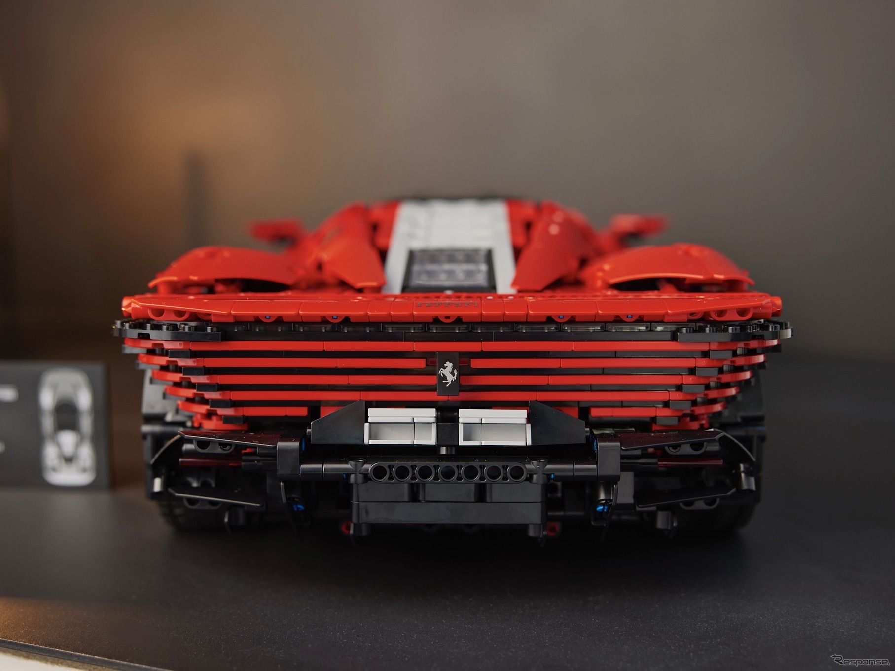 レゴテクニック・フェラーリ・デイトナSP3　(c) 2022 The LEGO Group.
