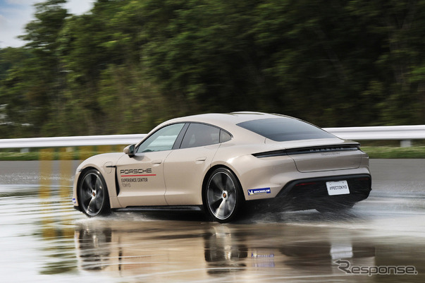 ポルシェ・エクスペリエンスセンター東京の新モジュール「キックプレート」