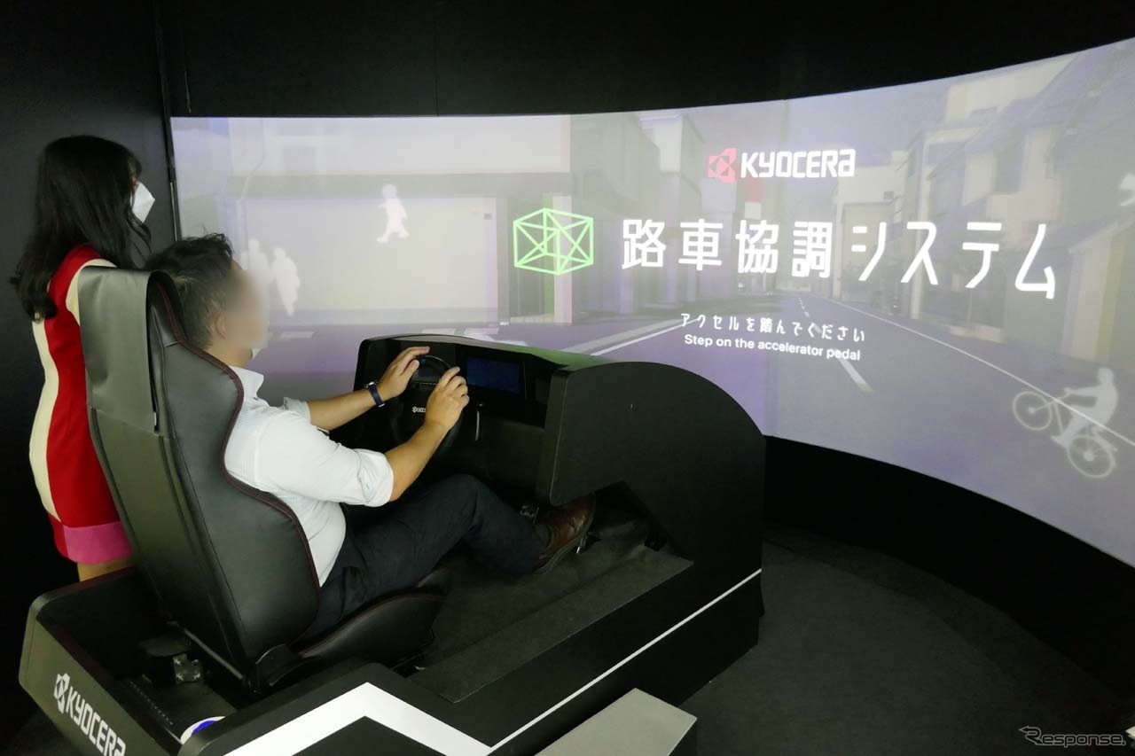 京セラが「人とくるまのテクノロジー展2022」に出展した路車協調のシミュレーター