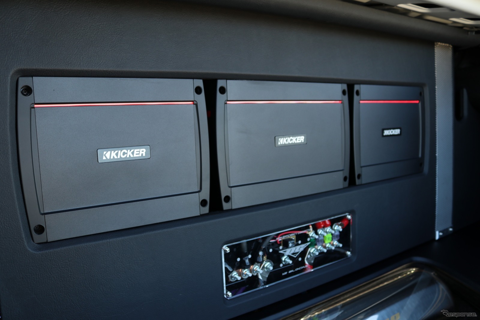 キッカーのパワーアンプであるKXA400.4を2台、KXA1200.1を1台、合計3台のパワーアンプをウォールに並べて設置した。