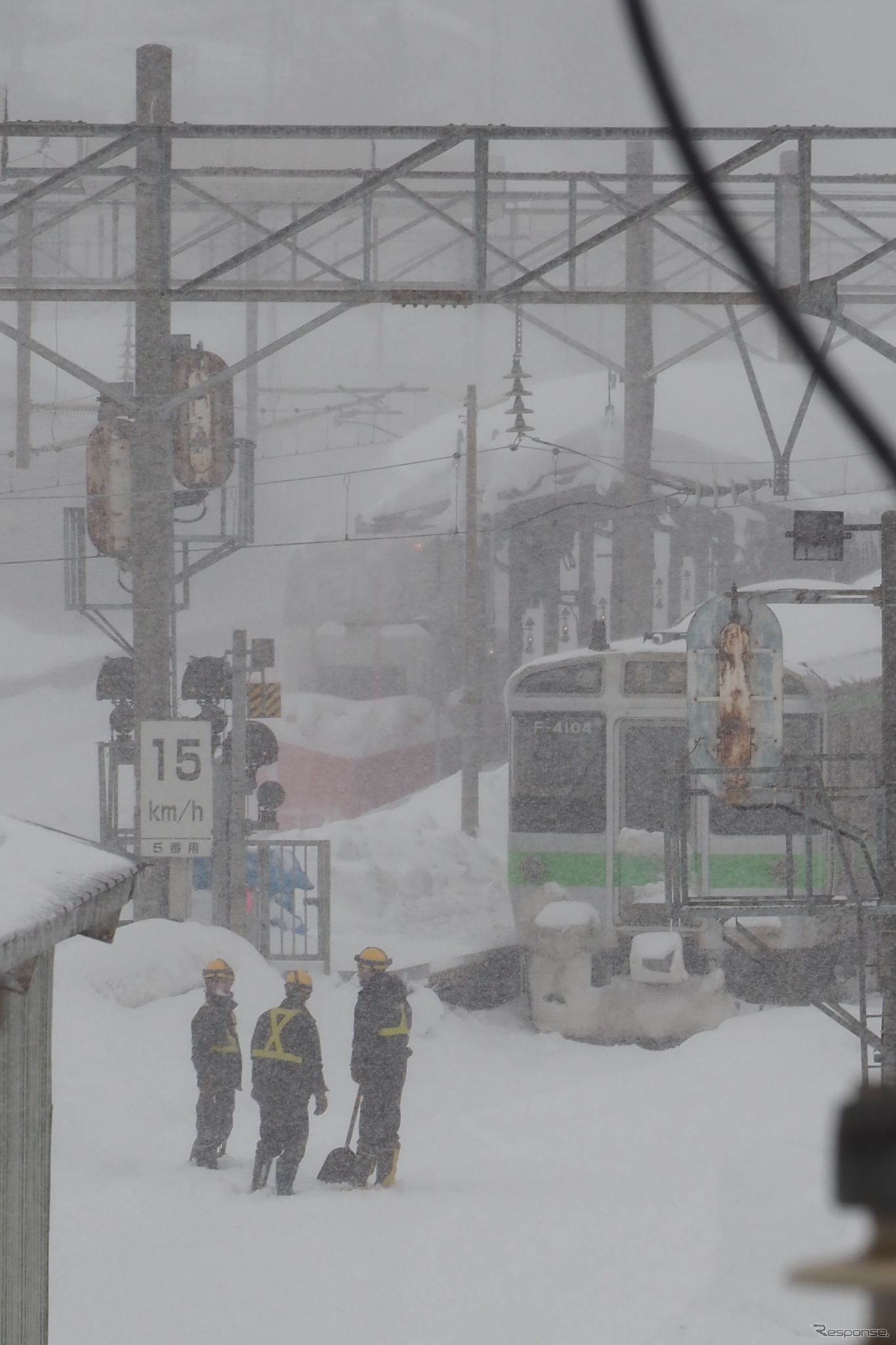 小樽駅構内での「モロ」と呼ばれる除雪機械による除雪作業。今後は特別豪雪地帯並の装備が計画されている。2022年2月22日。